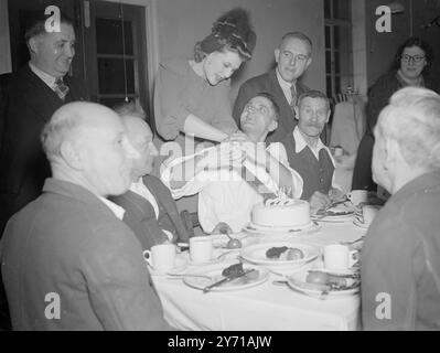 AIUTO PAZIENTE PER SHEILA SIM War - indotto THOMAS STEVENSON , un paziente di doppia amputazione di Birmingham , assiste la star del cinema SHEILA SIM a tagliare la torta ad un tea party tenuto da un locale club di operai al Queen Mary's Hospital di Roehampton , Londra . 17 gennaio 1949 Foto Stock