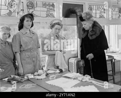 REGINA MARY A CROYDON REGINA MARY chiacchiera con DAPHNE THORN ( a sinistra ) del Sussex e ETHER MURPHY (Dulwich ) durante la sua visita al National Institute of House Workers Training Centre di South Croydon , Londra . 16 febbraio 1949 Foto Stock