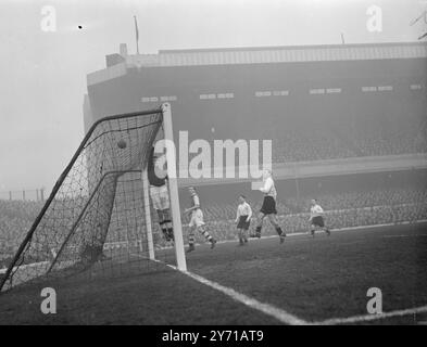 PORTIERE AL BAR - MA LA PALLA E' FINITA. PLATT , portiere dell' Arsenal , sembra essere appeso alla traversa mentre spingeva la palla per salvare il suo gol durante la partita contro il Sunderland a Highbury , Londra . Accanto al portiere c'è Smith , la schiena sinistra degli Arsenals . L'estrema destra è Turnball of Sunderland . 5 febbraio 1949 Foto Stock