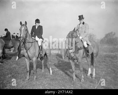 IL PRINCIPE VA A CACCIA. IL PRINCIPE BERNARDO dei Paesi Bassi che si trova in questo paese in visita privata , ha partecipato ad un incontro speciale di Beaufort Hounds vicino Badminton , Glous /. La caccia si svolse in onore del principe che soggiornava presso il duca di Beaufort, ospite dell'investitura della regina Giuliana. IMMAGINI :- IL PRINCIPE BERNHARD è visto con la duchessa di Norfolk prima dell' inizio della speciale riunione di caccia dei Beaufort Hounds a Badminton , Glous , . 2 febbraio 1949 Foto Stock