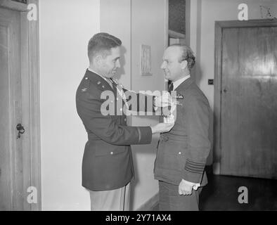 IL PILOTA DI BATTLE OF BRITAIN OTTIENE IL PREMIO AMERICANO. CAPITANO DEL GRUPPO EDWARD M. DONALDSON , 12 Group , Fighter Command , RAF NEWTON ( Notts ) , diritto ricevuto dal colonnello John B. ACKERMAN , U.S. Acting Air Attaché , presso l' Ambasciata americana a Londra , l' American Legion of Merit , grado di ufficiale , per un servizio eccezionalmente meritevole presso l' Army Air Force Flying Training Command negli Stati Uniti dal dicembre 1940 all' ottobre 1944 . Il capitano Donaldson , proprietario della DSO e della AFC , fu una battaglia di Britain Pilot . Nel 1946 ottenne un record mondiale di velocità dell'aria di 616 km/h su un Gloster Meteor a propulsione a getto. Foto Stock
