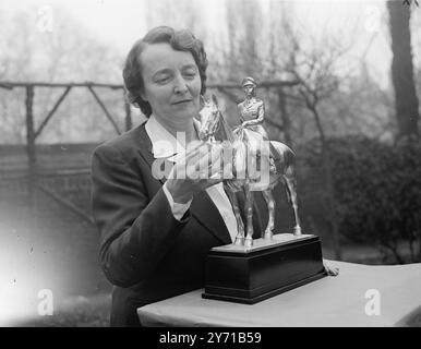 NUOVA STATUETTA DELLA PRINCIPESSA ELISABETTA Una statuetta equestre ritratto in argento dorato della Principessa Elisabetta apparsa per l'ultima volta come Colonnello delle Grenadier Guards alla parata del compleanno del Re è stata completata dalla signorina Doris Linder , la scultrice , abete della collezione personale della Regina . La principessa Elisabetta sedeva per il ritratto a Buckingham Palace e la signorina Linder , nota per i suoi modelli di cavalli , lavorava spesso al Royal Mews del Castello di Windsor per ottenere un ritratto dei cavalli '' Tommy''. LE IMMAGINI MOSTRANO :- Miss LINDER , la scultrice , facendo le regolazioni finali sia la Foto Stock