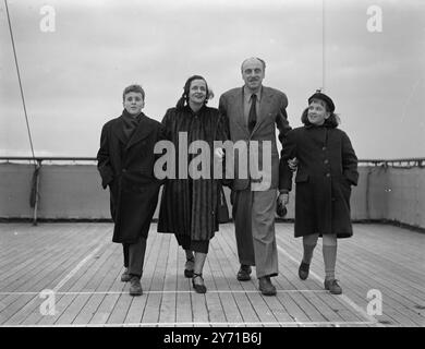 DI NUOVO A CASA i passeggeri a bordo della Cunard White Star liner '' Queen Mary'', attraccata a Southampton, erano l'attore cinematografico di Manchester Mr. GEORGE COULOURIS, con la moglie e il figlio George, di 11 anni, e figlia Mary Louise, di 9 anni. Il signor Coulouris ha girato diversi film durante il suo soggiorno in America . Febbraio 1949 Foto Stock