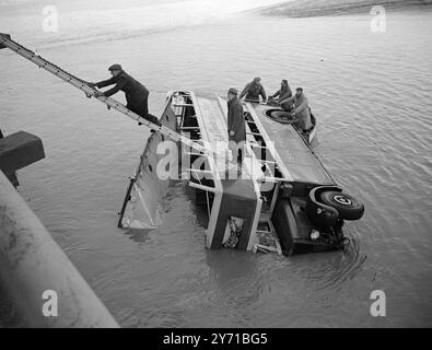 GALE SOFFIA IL BUS NEL FIUME ieri sera la gala ha fatto passare un autobus a due piani attraverso un ponte a Old Shoreham , Sussex , in un fiume a 20 piedi sotto , 25 persone sono rimaste intrappolate nel bus che viaggiava da Worthing a Brighton . Il fatto che la marea fosse bassa salvò i passeggeri dall'annegamento nel fiume Adur. Il tetto dell'autobus è stato strappato. I soccorritori si sono fatti strada attraverso la burrasca e sono scesi all'autobus con la scala, 14 passeggeri sono stati feriti e uno seriamente. I feriti sono stati portati in ospedale. L'IMMAGINE MOSTRA:- Una vista generale che mostra i lavoratori che si arrampicano sul bus mentre le catene vengono riparate Foto Stock