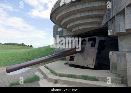 Primo piano di un progetto M272, casematte tedesche, a Longues-sur-Mer batterie, con cannone navale TbtsK C/36 da 15 cm. Foto Stock