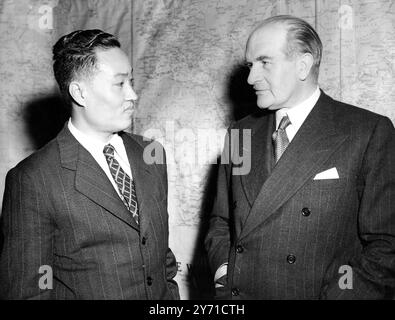 Generale della Birmania. Illustre visitatore d'oltremare al War Office di Londra, dove incontrò il feldmaresciallo Sir William Slim, capo dello stato maggiore imperiale, fu Lieut-General ne Win, vice primo ministro della Birmania, che è anche comandante supremo delle forze dell'Unione birmana. Lo scopo principale alla base della visita del generale a Britiain è ispezionare gli stabilimenti di assistenza e studiare i nostri metodi di formazione. Durante la sua permanenza incontrerà il signor Attlee e i capi dei servizi. Spettacoli fotografici : Lieut-General ne Win (a sinistra) con il feldmaresciallo Sir William Slim, oggi al War Office. 6 luglio 1949 Foto Stock