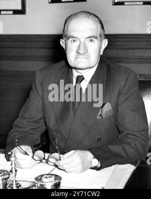 Il generale Slim si e' messo al lavoro nell'ufficio di guerra. Il generale Sir William Joseph Slim, GBE, KCB, MC, assunse oggi le sue funzioni di capo di stato maggiore imperiale presso il London War Office. Succede al feldmaresciallo visconte Montgomery, che diventa presidente del comando europeo delle Nazioni Unite. Il generale Slim commemora il 1st Burma Corps e fu Comandante in Capo della 14th Army, Allied Land Forces nel Sud-Est asiatico. Immagini: Il generale Sir William Joseph Slim inizia oggi i suoi doveri presso l'ufficio della guerra di Londra. Novembre 1948 Foto Stock
