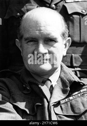 Slim di Birmania, nominato C.I.G.S. nuovo Capo dello Stato maggiore Imperiale, è quasi certo che sia il generale Sir William (Bill) Joseph Slim. La selezione formale di un successore in questo incarico al feldmaresciallo visconte Montgomery fu uno dei primi doveri statali in attesa del re al suo ritorno da Balmoral oggi. Si prevede che presto verrà fatto un annuncio nella London Gazette. Il generale Slim, comandante dell'esercito birmano britannico in tempo di guerra, ha 57 anni. Ora fa parte dell'esecutivo ferroviario della Commissione trasporti. 8 ottobre 1948 Foto Stock