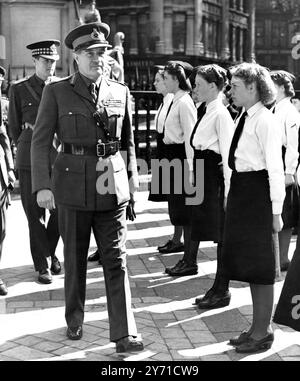 Capo dell'esercito alla St. George's Day Parade. - - - - - il feldmaresciallo Sir William Slim, Cheif dello Stato maggiore Imperiale, viene visto ispezionare i membri del corpo di addestramento delle ragazze durante la parata del giorno di San Giorgio a St. Paul oggi. 23 aprile 1949 Foto Stock