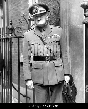 C.I.G.S. alla riunione del Gabinetto sulla Corea. Il feldmaresciallo Sir William Slim, capo dello Stato maggiore Imperiale - appena tornato dal suo lungo tour in Estremo Oriente - arriva oggi aat No.10 Downing Street per la riunione del Gabinetto britannico sulla Corea. Durante le riunioni di questa settimana, il governo affronterà la richiesta delle Nazioni Unite di aumentare le forze di terra per aiutare a resistere all'aggressione nordcoreana. 17 luglio 1950 Foto Stock