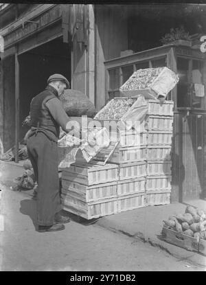 Lattuga al mercato ( articolo importato) - 1940 Foto Stock