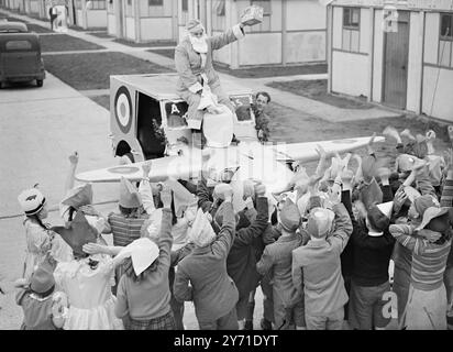 È QUI - l'arrivo più importante, all'aeroporto di Londra (Heathrow, Middlesex) oggi (domenica) è stato BABBO NATALE. Ha portato in dono frutta e caramelle, volate dagli Stati Uniti, dall'India, da Lisbona e dal Sud America, per la festa di Natale del Ministero dell'aviazione. - SPETTACOLI DI IMMAGINI;- Babbo Natale viene accolto all'arrivo in aereo all'aeroporto di Londra questo pomeriggio (domenica) - 19 dicembre 1948 Foto Stock