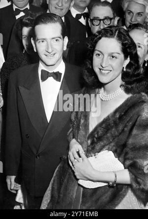 Nella foto alla premiere di gala del film Maria Antonietta , l' offerta francese al Festival Internazionale di Cannes , Francia , sono l' ex re Pietro II e la regina Alessandra di Jugoslavia , Cannes , Francia . 25 aprile 1956 Foto Stock