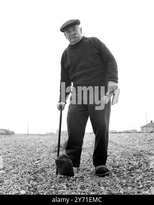 Hai mai avuto la testa di "Back - Stays"? Se vivi un Dungeness su Romney Marsh, i backstay potrebbero far parte del tuo guardaroba, poiché i backstay sono piccoli di legno fissati con un anello di pelle e uno scivola il piede dentro quando cammini sopra l'herpes zoster. Utilizzati in modo simile alle ciaspole, impediscono all'utilizzatore di affondare nell'herpes zoster e rendono il lavoro di camminare molto più facile e veloce. Tuttavia, la moda si sta estinguendo con la costruzione di strade - ma Gary Bates di Dungeness, 79 anni, li trova ancora utili - lui è l'indossatore in questa foto. 28 marzo 1960 Foto Stock