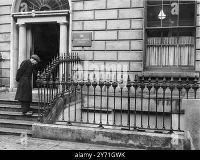 Dove e' stata lanciata la bomba. Un uomo in piedi sui gradini dell'ambasciata britannica a Upper Mount Street, Dublino, guarda in basso nell'area-way dell'edificio, dove le finestre sono state rotte dall'esplosione di una bomba grezza fatta in casa. Non sono stati fatti danni gravi e nessuno è rimasto ferito. Gli opuscoli trovati vicino all'ambasciata dopo il bombardamento portavano un avvertimento al re e alla regina di non visitare l'Irlanda del Nord. La visita reale avrà luogo a Belfast il 1 giugno. 25 maggio 1951 Foto Stock