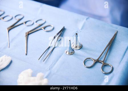 Gli strumenti speciali sono disposti su un tavolo per gli strumenti chirurgici Foto Stock