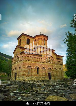 Veduta della Chiesa di Dmitrij Solunsky - famoso punto di riferimento di Veliko Tarnovo, l'antica capitale della Bulgaria. La foto è stata scattata in primavera. - Immagine Foto Stock