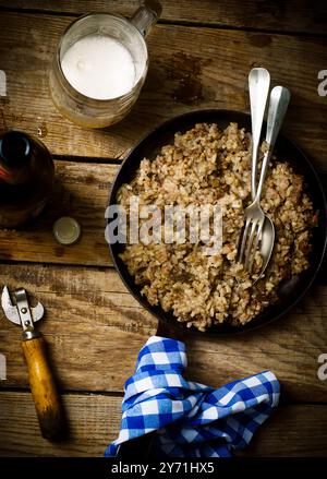 riso sporco. stile rustico. vista dall'alto. messa a fuoco selettiva Foto Stock