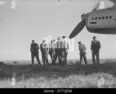 AVIATORI CECHI VOLANO IN LIBERTÀ otto aviatori cechi - membri di ex-membri dell'Aeronautica militare ceca - sbarcati oggi all'aeroporto di Manston, Kent, in un luogo ' preso in prestito ' passanger' in cui avevano volato dalla loro terra ' perché ci sono stati tolti i principi della vita libera '. Gli uomini, cinque dei quali sono piloti con conoscenza di manston in tempo di guerra, rifiutarono di dare nomi, ranghi o circostanze in cui fecero la loro fuga segreta dalla Cecoslovacchia, ma dissero che altri potevano usare gli stessi mezzi per uscire. Il Ministero degli Esteri ha concesso gli uomini, cinque dei quali - i piloti - sono marri Foto Stock