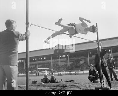 PARTITE BRITANNICHE E CAMPIONATI INTERREGIONALI. Quasi tutti gli atleti della lista britannica delle possibilit olimpiche erano in azione, oggi (Whit-Monday), ai GIOCHI BRITANNICI e ai campionati intercontee, alla White City, Londra, hanno preso parte anche atleti provenienti da Olanda, Svezia, Eire, Irlanda del Nord e Scozia. LA FOTO MOSTRA:- la vittoria svedese del GUNNAR LINDERKRANTZ di Orgryte Idrott, Svezia, vince oggi l'evento internazionale High Jump alla White City di Londra. 17 maggio 1948 . Foto Stock