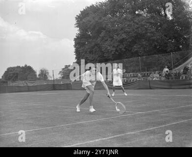 WIMBLEDON PREVIEW, WIGHTMAN CUP TRIALS AL SURBITON. La Lawn Tennis Association ha invitato oggi diverse note giocatrici alle prove della Wightman Cup nei primi due giorni del torneo annuale di Surbiton , che si apre oggi . LA FOTO MOSTRA :-"stile Wimbledon" signora. M . kay' MENZIES, scende a un tiro basso, durante il suo match di doppio a Surbiton. È stata affiancata dalla SIGNORINA JOY GANNON . 24 maggio 1948 Foto Stock