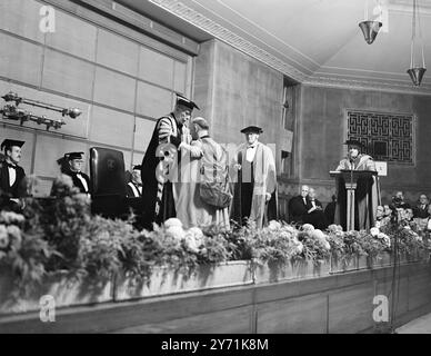 CHURCHILL E ALTRI RICEVONO LAUREE HONORIS causa presso l' Università di Londra sono state conferite a WINSTON CHURCHILL , Mr. WALTER de la MARE , il poeta Sir ALEXANDER FLEMING , scopritore della Penicillina , Dr . FISHER , Arcivescovo di Canterbury , Sig. MARSHALL , Segretario di Stato degli Stati Uniti (assente dalla cerimonia) , e Sir ERNEST POOLEY , presidente del Consiglio delle Arti , in occasione della 112a celebrazione della giornata della Fondazione presso l' Università . LA FOTO MOSTRA:- Dr FISHER , Arcivescovo di Canterbury, che ha ricevuto la laurea dal Cancelliere ( Conte di Athlone), cerimonia della camera del Senato a Lon Foto Stock