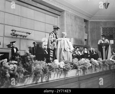 SIG. CHURCHILL E ALTRI RICEVONO LAUREE HONORIS causa le lauree onorarie della London University sono state conferite al signor . Winston CHURCHILL , WALTER de la MARE , il poeta Sir ALEXANDER FLEMING , scopritore di Penicillin , Dr . FISHER , Arcivescovo di Canterbury , Sig. MARSHALL , Segretario di Stato degli Stati Uniti (assente dalla cerimonia) , e Sir ERNEST POOLEY , presidente del Consiglio delle Arti , in occasione della 112a celebrazione della giornata della Fondazione presso l' Università . 19 novembre 1948 Foto Stock