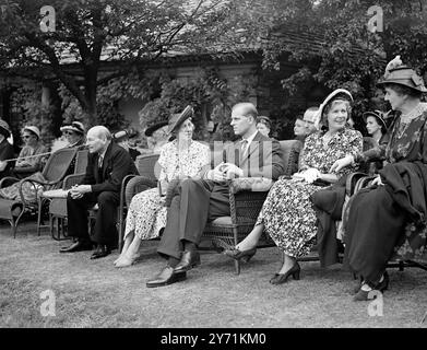 Il Duca di Edimburgo , il signor Clement Attlee , il primo Ministro , e la signora Attlee erano tra gli ospiti quando Lady Crosfield tenne la sua festa pre-Wimbledon nel giardino di tennis nella sua residenza di Highgate ( Londra ) . Le feste di Lady Crosfield sono una caratteristica della stagione del tennis da oltre 20 anni. LtoR Mr Clement Attleee , Lady Crosfield , il Duca di Edimburgo e Mrs Attlee assistono ad una partita di tennis alla festa . 13 giugno 1949 Foto Stock