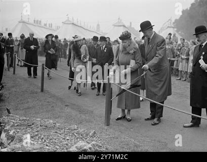 ' DITELO CON I FIORI' SPETTACOLO DI FIORI DI CHELSEA. Le loro Maestie il RE e LA REGINA insieme ALLA REGINA MARY hanno partecipato allo spettacolo dei fiori di Chelsea , Royal Hospital , Chelsea . Lo spettacolo dei fiori è una delle molte attrazioni della prima settimana di Chelsea , che se avrà successo , diventerà un evento annuale . LA FOTO MOSTRA :- LA REGINA MARY raffigurata allo spettacolo Chelsea Flowre . Maggio 25 1948 Foto Stock