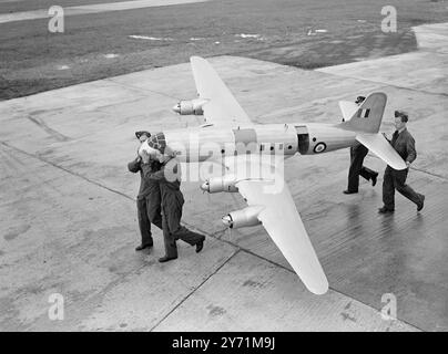 PROVA RAF PER IL TORNEO REALE . La RAF sta organizzando le prove finali per lo spettacolare Royal Tournament display che si terrà il 10 giugno . Le prove si svolgono a Brize Norton , Oxfordshire , circa 200 ufficiali e uomini della RAF e del reggimento della RAF prenderanno parte ad un attacco contro un' area di fronte nella giungla . Per dimostrare come la RAF funziona in azione saranno utilizzati alianti , modellini e cannoni antiaerei . Le loro Maestie il RE e LA REGINA saranno presenti al Torneo reale . L'IMMAGINE MOSTRA :- " pronto per l'azione " questo modello Hastings Foto Stock