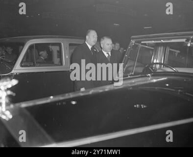 DUKE OF GLOUCESTER APRE IL SALONE INTERNAZIONALE DELL'AUTOMOBILE H.R.H. il Duca di Gloucester ha aperto la 33a esposizione Internazionale dell'automobile , la prima ad essere tenuta per dieci anni, a Earl's Court, Londra . Sebbene siano esposte automobili britanniche, americane, francesi e italiane, si può tranquillamente chiamare la finestra del negozio dell'industria automobilistica britannica al mondo, in quanto gli acquirenti d'oltremare dovrebbero mostrare grande interesse per i disegni del dopoguerra esposti da 32 case automobilistiche britanniche. Essa dimostra i progressi compiuti dall'industria automobilistica britannica. LE IMMAGINI MOSTRANO: Il Duca di Gloucester vede una Rolls Royce con Foto Stock