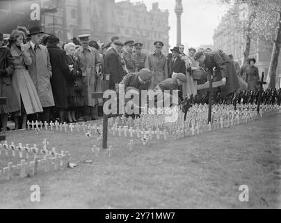 '' LI RICORDEREMO '' il voto fatto dopo la prima guerra mondiale'' mentre i papi crescono nei campi delle Fiandre li ricorderemo '' si rinnovò quando in memoria dei caduti i papaveri furono nuovamente riverenti collocati sul '' campo della memoria'' fuori St. Margaret Church , Westminster , Londra in preparazione per la giornata della memoria di domenica ( 7 novembre) LE IMMAGINI MOSTRANO:- omaggio anticipato che viene reso al campo della memoria come è stato aperto . 4 novembre 1948 Foto Stock