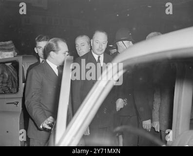 DUKE OF GLOUCESTER APRE IL SALONE INTERNAZIONALE DELL'AUTOMOBILE H.R.H. il Duca di Gloucester ha aperto la 33a esposizione Internazionale dell'automobile , la prima ad essere tenuta per dieci anni, a Earl's Court, Londra . Sebbene siano esposte automobili britanniche, americane, francesi e italiane, si può tranquillamente chiamare la finestra del negozio dell'industria automobilistica britannica al mondo, in quanto gli acquirenti d'oltremare dovrebbero mostrare grande interesse per i disegni del dopoguerra esposti da 32 case automobilistiche britanniche. Essa dimostra i progressi compiuti dall'industria automobilistica britannica. L'IMMAGINE MOSTRA:- il Duca di Gloucester (a sinistra) esaminando uno di questi Foto Stock