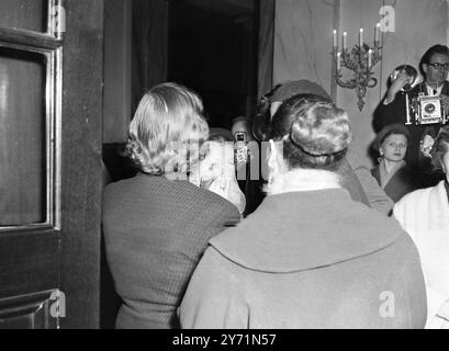 La timida Ulanova sovietica prima ballerina Galina Ulanova si copre il viso con una sciarpa mentre si rifiuta di essere fotografata all'arrivo alla Royal Opera House, Covent Garden. Fu tra il partito del 150 del Bolshoi Theatre Ballet che volò in Gran Bretagna. La compagnia arrivò con tre aerei di linea russi a Manston, Kent, United States Air base. Gli aerei furono deviati lì a causa del maltempo all'aeroporto di Londra. Ottobre 1956 Foto Stock