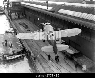 Arrivando a bordo della linea Olympic a Southampton per competere nella London to Melbourne Air Race fu il Granville R-6H 'QED' inserito dalla signorina Jacqueline Cochran , l'aviatrice americana . 12 ottobre 1934 Foto Stock