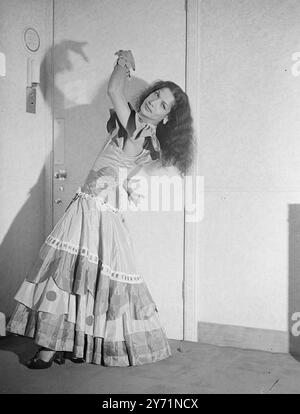 BALLERINA ROM ARRIVA A LONDRA . La ventisette anni, alta cinque piedi, CARMEN AMAYA, una favolosa ballerina rom, è arrivata a Londra con la sua compagnia di 35 ballerini rom , di cui 25 sono membri della sua famiglia - tre sorelle , due fratelli e 20 cugini . La compagnia si esibirà al Princess Theatre , nel West End . IMMAGINI :- ' Romani Rhythm' CARMEN AMAYA , ' limbers up' in preparazione del suo prossimo spettacolo . 11 giugno 1948 Foto Stock
