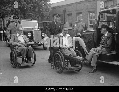 ' CABBIES' BUONA SVOLTA. Noleggiare un taxi a Londra oggi sarà un lavoro difficile 30 tassisti di tassisti, con il cuore grosso, stanno compiendo una buona azione portando i militari feriti in guerra in gita di un giorno a Brighton, le loro bandiere saranno coperte di guanti - un caso di "non fermarmi in ingaggio". Tutto è iniziato quando un gruppo di autisti Fulham si è riunito e ha raccolto £ 80 e da allora altri agenti di aiuto sono venuti da altri conducenti . LE IMMAGINI MOSTRANO :- i soldati feriti che stanno per entrare nei taxi che li porteranno in viaggio a Brighton . VICTOR CRUSE , ( a sinistra) è stato alla h Foto Stock