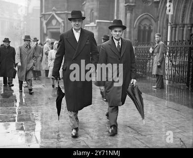 IL TRIBUNALE APRE LE SUE PORTE SU ACCUSE CONTRO FUNZIONARI PUBBLICI il Tribunale ha aperto presso i tribunali di Londra per indagare sulle accuse che coinvolgono ministri e funzionari governativi. IMMAGINI:-Sig. AIKEN WATSON , K.C. di Barnes , Londra (sinistra), chi è il Consigliere del Sig. JOHN BELCHER . Segretario parlamentare al Consiglio di commercio, lasciando i tribunali all'ora di pranzo. Novembre 1948 Foto Stock