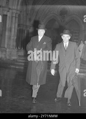 IL TRIBUNALE APRE LE SUE PORTE SU ACCUSE CONTRO FUNZIONARI PUBBLICI il Tribunale ha aperto presso i tribunali di Londra per indagare sulle accuse che coinvolgono ministri e funzionari governativi. IMMAGINI:-Sig. AIKEN WATSON , K.C. di Barnes , Londra (sinistra), chi è il Consigliere del Sig. JOHN BELCHER . Segretario parlamentare al Consiglio di commercio, lasciando i tribunali all'ora di pranzo. Novembre 1948 Foto Stock