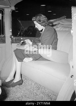 LA LORO AUTO MAJESTIES PER IL TOUR IN NUOVA ZELANDA una delle caratteristiche uniche di questo Daimler Straight Eight , che sarà utilizzato dalle loro maestose, il Re e la Regina per il Royal Tour of New Zealand all'inizio del prossimo anno , è il piccolo specchio incassato nel braccio del sedile per l'uso della regina . Per quanto riguarda le carrozzerie di landaulette , la vettura fa parte di una flotta di sei Daimler Straight-Eights e spedirà in nuova Zelanda da Londra questo mese . Fu esposta alla Messrs Hooper Factory di Londra. Novembre 1948 Foto Stock