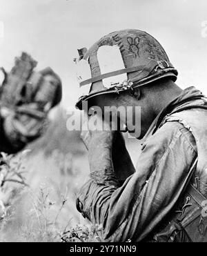 Un gi stanco riposa per un momento mentre la guerra continua intorno a lui in Ben Loc . Vietnam 24 gennaio 1969 Foto Stock