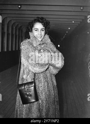 L'attrice cinematografica sedicenne ELIZABETH TAYLOR, è tornata in Inghilterra dagli Stati Uniti a bordo della Cunard White Star Liner Queen Elizabeth. Ha lasciato Londra nove anni fa come evacuata , e da allora è diventata famosa nel mondo del cinema come la stella più giovane di M.G.M., Elizabeth è in Inghilterra per recitare al fianco di Robert Taylor in un nuovo film - la sua prima storia d'amore sullo schermo . L'IMMAGINE MOSTRA:- ben avvolto in un cappotto grigio di agnello persiano "New look" . Elizabeth Taylor regala un sorriso attraente all'arrivo a Southampton a bordo della Cunard White Star Liner Queen Elizabeth . 29 ottobre 1948 Foto Stock