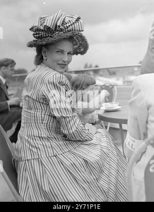 Ospiti d'oltremare a Gatwick circa 150 visitatori - la maggior parte dei quali con aerei privati - provenienti da tutta Europa oggi, sono stati ospiti del Royal Aero Club presso l'aeroporto di Gatwick oggi all'apertura del rally aereo internazionale del Club. Al raduno, che durerà fino al 21 giugno, ha partecipato Lord Pakenham , il nuovo ministro dell'aviazione civile. Nelle immagini si vede: Rally Ribbons - la signora Kenneth Davis , moglie del Vice Presidente del Royal Aero Club , sceglie una striscia di caramelle per il suo gruppo. Il gigantesco fiocco coordinato, si lega su un cappello di paglia intrecciato leggero, oggi all'Aeroporto di Gatwick Foto Stock