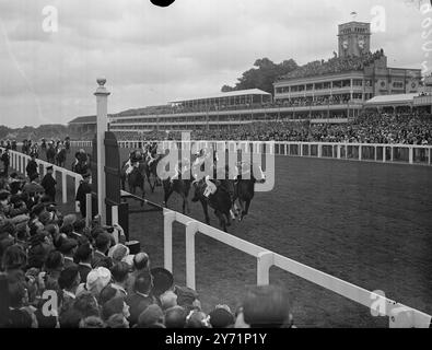 Apre il Royal Ascot, il re e la regina partecipano. Le loro maestose, il re e la regina oggi (Tueday), aprirono formalmente il primo giorno della gara reale di Ascot, quando guidarono dal castello di Windsor al campo. Parteciperanno alla riunione tutti e quattro i giorni di questa settimana. L'immagine mostra: "Fighting Finish" - No Orchids della signora V.O. Dyson, (H.. Blackshaw Up, No7.) Vince da 'Cappielluca| di Sir John Jervis (E. Britt Up, No.3) e da 'Gallant Scot' di Mr. James V. Rank, (T.. Weston Up, No.8, che è stato secondo e terzo nelle Ascot Stakes oggi (martedì). 15 giugno 1948 Foto Stock