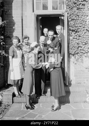 "La promessa del Premier" - il signor Attlee apre una casa di riposo. Mantenendo una promessa fatta , quando ha visitato la moglie alla Surrey Hills Clinic , Caterham , durante la sua convalescenza dopo un'operazione dello scorso novembre , il primo Ministro Clement Attlee , ha aperto oggi ufficialmente la casa di cura di 11 acri. La casa ha ricevuto pazienti dallo scorso novembre, ma non aveva mai avuto un'apertura ufficiale. La foto mostra : ' stretta di mano di salute ' - il Matron della Surrey Hills Clinic , ( a sinistra) , augura alla signora Attlee buona fortuna e buona salute , dopo la cerimonia di apertura alla Caterham di oggi , mentre sorride Foto Stock