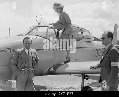 Ospiti d'oltremare a Gatwick circa 150 visitatori - la maggior parte dei quali con aerei privati - provenienti da tutta Europa oggi, sono stati ospiti del Royal Aero Club presso l'aeroporto di Gatwick oggi all'apertura del rally aereo internazionale del Club. Al raduno, che durerà fino al 21 giugno, ha partecipato Lord Pakenham , il nuovo ministro dell'aviazione civile. Immagini: "Plane fashion" - la signora belga Gillon scende dal suo aereo, con una tuta e un cappello primaverile, mentre arriva oggi al rally di Gatwick. 19 giugno 1948 Foto Stock
