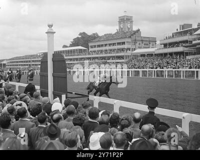 Apre il Royal Ascot, il re e la regina partecipano. Le loro maestose, il re e la regina oggi (Tueday), aprirono formalmente il primo giorno della gara reale di Ascot, quando guidarono dal castello di Windsor al campo. Parteciperanno alla riunione tutti e quattro i giorni di questa settimana. L'immagine mostra: "Way Ahead"- M.. "Etoc" di Marcel Boussac, (F.. Bertiglia Up, No. 20), vince l'ambita Vaca fredda (?) Ovente alla riunione di Ascot oggi (martedì). 15 giugno 1948 Foto Stock