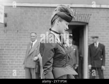 Il terzo giorno di Royal Ascot, il re e la regina, hanno fatto la loro terza visita ad Ascot oggi per assistere agli eventi di corse di oggi in questo famoso incontro. L'immagine mostra: "Miscela di cappelli Ascot". Questa giovane signora sfoggia un elegante cappello basso e un insolito abito slim fit con corpetto con bottoni stretti oggi presso Ascot. 17 giugno 1948 Foto Stock