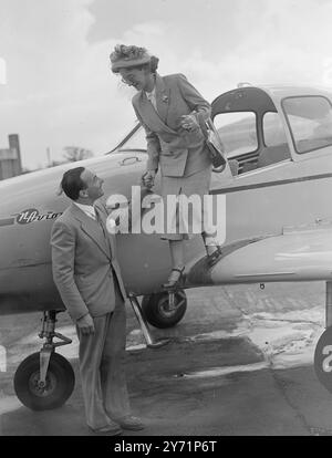 Ospiti d'oltremare a Gatwick circa 150 visitatori - la maggior parte dei quali con aerei privati - provenienti da tutta Europa oggi, sono stati ospiti del Royal Aero Club presso l'aeroporto di Gatwick oggi all'apertura del rally aereo internazionale del Club. Al raduno, che durerà fino al 21 giugno, ha partecipato Lord Pakenham , il nuovo ministro dell'aviazione civile. L'immagine mostra: "Arriva Milady” - scendendo dal suo aereo con l'aiuto di suo marito c'è la signora Gillon del Belgio al Gatwick Air Rally. 19 giugno 1948 Foto Stock