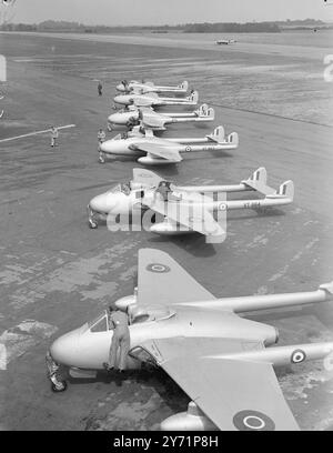 "Vampiri sul mare" - la RAF fa il primo jet crossing. La prima traversata atlantica con aerei a reazione sarà effettuata da sei De Havilland Vampire 3, del No.54 Squadron, Royal Air Force, quando lasceranno la loro base Hampshire per il Canada e gli Stati Uniti il 1° luglio. Il viaggio sarà effettuato in "luppolo" per una distanza di 3.540 miglia. Oltre alle esibizioni acrobatiche in Canada e negli Stati Uniti, i vampiri parteciperanno alle esercitazioni di supporto aereo e intercettazione dell'aeronautica statunitense. I piloti indosseranno speciali tute da immersione prestate dalla Marina militare per proteggersi da un atterraggio in mare. L'immagine mostra: "Gli uomini dietro gli aerei" Foto Stock